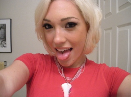 Lily Labeau, ex blonde platine, prend des selfies nus dans le miroir de sa salle de bain.