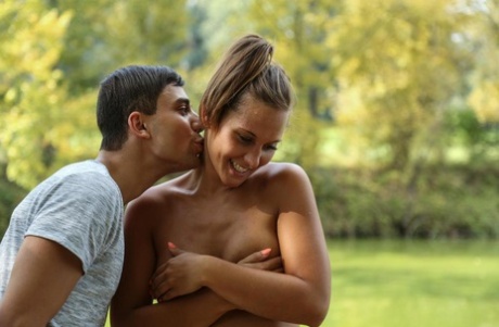 Naomi Bennet en haar parmantige tienertieten helpen bij het plezieren van haar vriend tijdens een neukpartij aan het meer