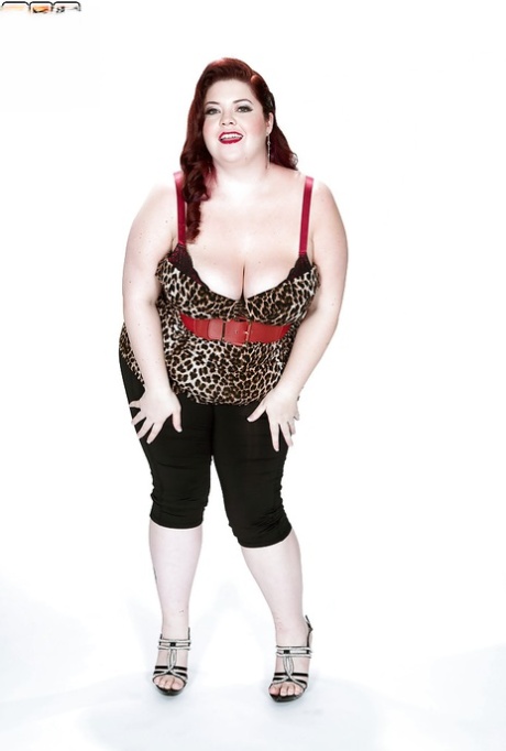 Overgewicht solomodel Trinety Guess doet spandex broek af om naakt te poseren