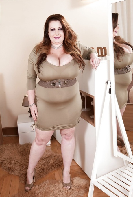 Übergewichtiges Solomädchen Anna Beck entkleidet sich für einen Nacktmodel-Auftritt