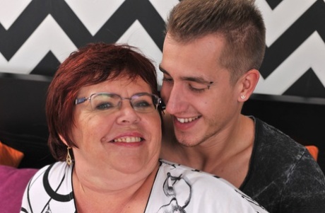 La nonna obesa Uma Womba scopa il suo boy toy con gli occhiali da vista