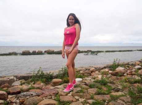 Geiles Teenie-Mädchen Malyshka Che führt einen Vibrator in ihre Muschi neben dem Meer ein