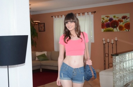 Urocza amatorka Chloe Skyy zsuwająca dżinsowe szorty z różowych stringów
