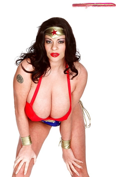 La MILF europea Linsey Dawn McKenzie se desprende de la Mujer Maravilla