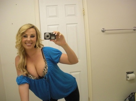 La ex novia Stephanie Blaze se hace selfies en el espejo mientras se desnuda