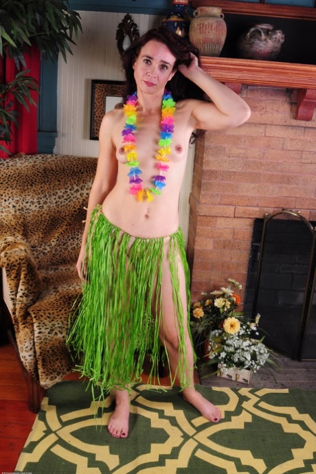 Older lady Sable Renae exposes her large clit in Hawaiian grass skirt