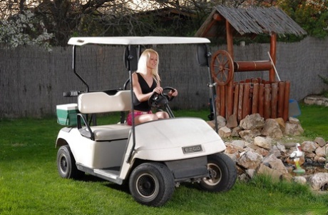 La modella bionda solista Kittie inserisce un dito nella figa gonfia sul golf cart