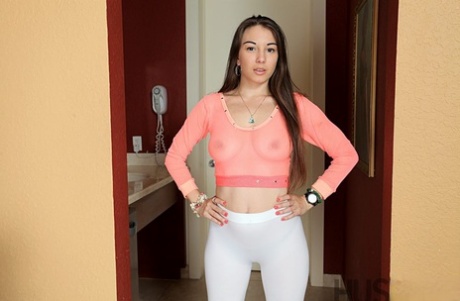 Latinoamerická žena v průhledném topu a kalhotách na jógu odhaluje svůj šťavnatý zadek
