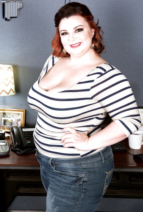 La ragazza obesa Lucy Lenore che rivela tette grandi e culo enorme
