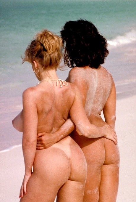 Euro MILF Chloe Vevrier e big boobed gf fazem amor lésbico em praia arenosa