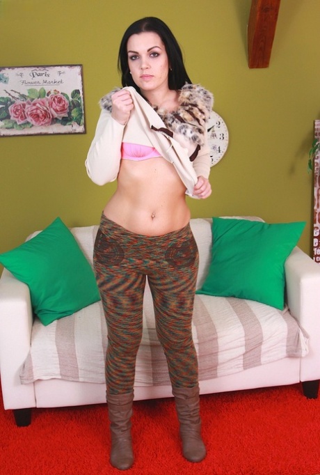 Rijpe MILF Suzy Stopper doet een langzame striptease om naakt te worden
