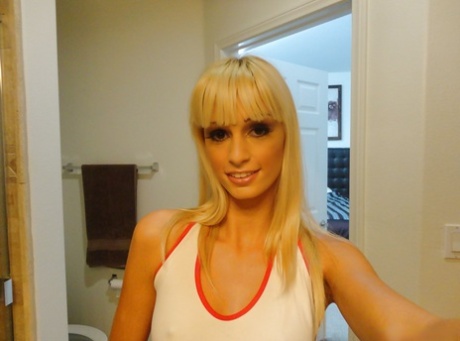 Blonde chick Erica Fontes neemt selfies in spiegel terwijl ze haar kleren uittrekt