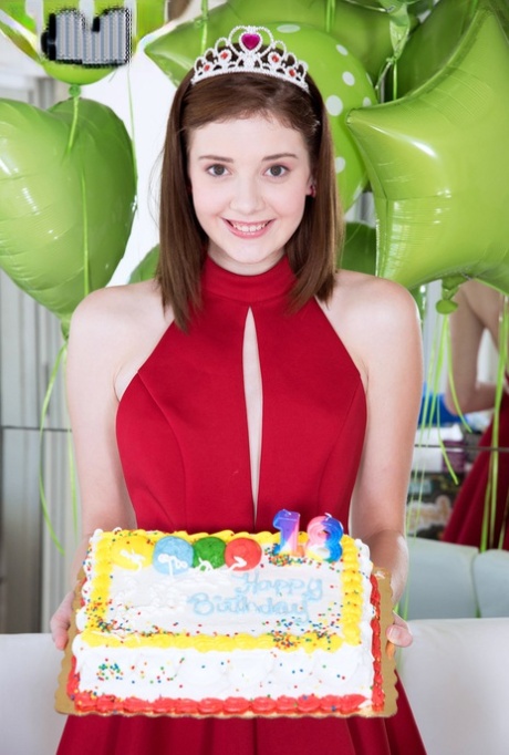 Petite teen girl Blaire Ivory modeller nakna för att fira födelsedag nummer 18