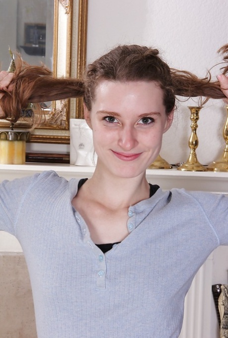 La teenager esordiente Tara Estell gioca con la fica pelata dopo essersi spogliata nuda