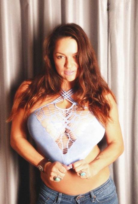 La star du porno Monica Mendez montre ses tétons et ses seins.