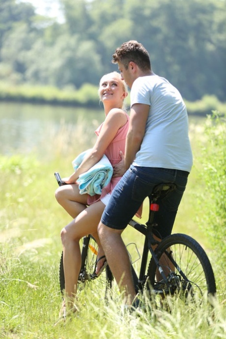 Lief blond meisje met kleine tieten neukt haar vriendje in het gras naast de rivier