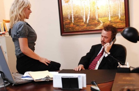 Blonda sekreteraren Velicity Von förför sin chef för sex på hans kontor