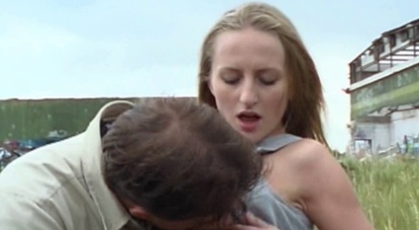 Dunne chick Katie krijgt haar gezicht bedekt met sperma na het neuken in het hoge gras