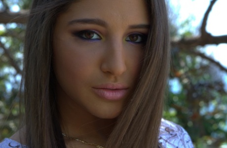 Solo-Girl Abella Danger zeigt ihren großen Hintern und ihre Möse vor dem Sommerhaus