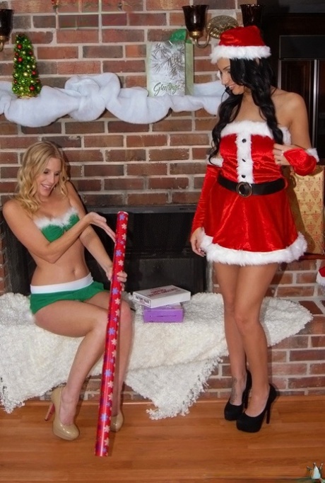 Navidad para las lesbianas Amber Cox y Brianna Ray significa lamer coños