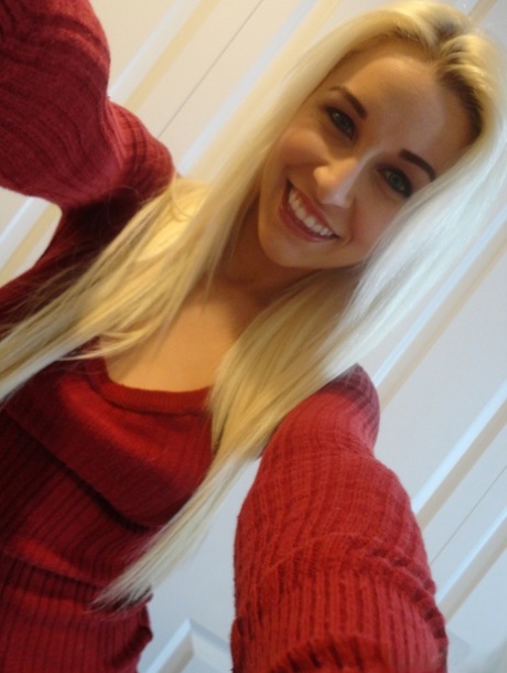 Heißes blondes Teenie Stevie Shae macht Selfies von ihren festen Titten im Spiegel