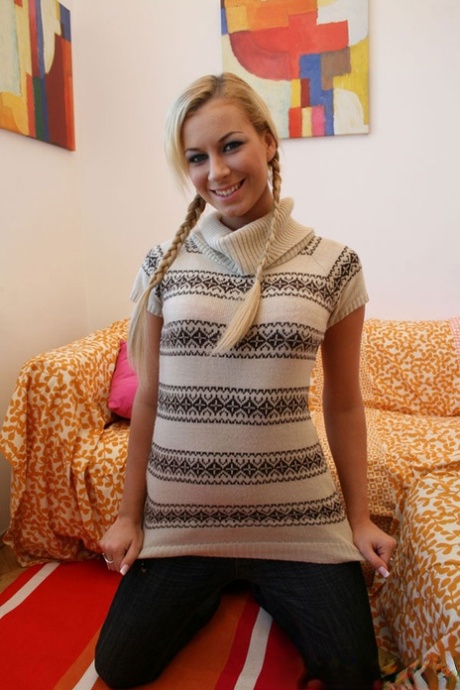 Denisa, une jeune fille européenne avec des nattes, montre ses fesses et ses gros seins.