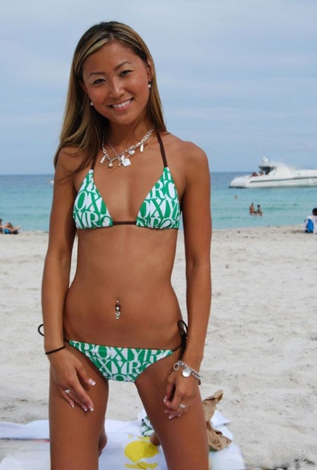 Adolescente asiática con tetas pequeñas Tina posando en bikini caliente al aire libre