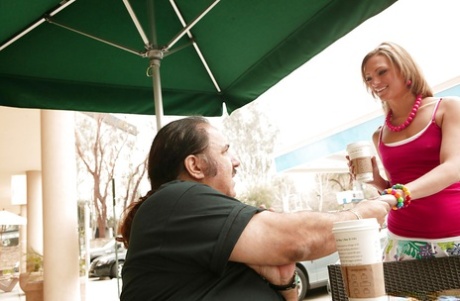 A adolescente Cheyenne Cooper com mamas pequenas a foder com um velhote