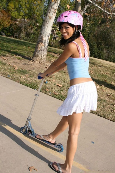 A adolescente latina Jerri Lee mostra o seu rabo de cima e as suas tiras nuas