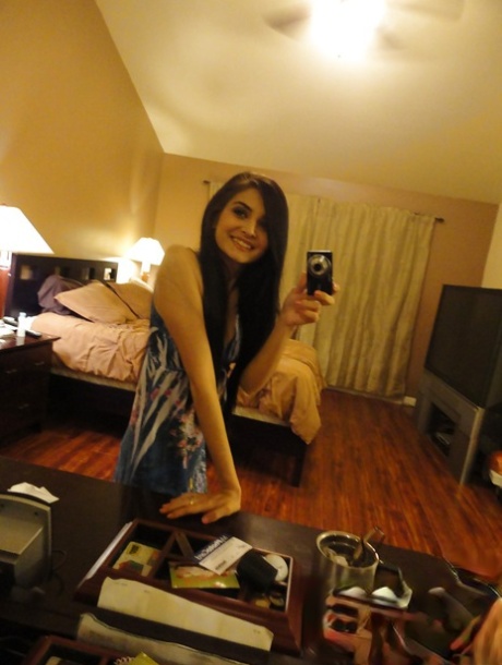 Ondeugende chick Zoey Kush neemt naakt selfies in de spiegel van haar slaapkamer
