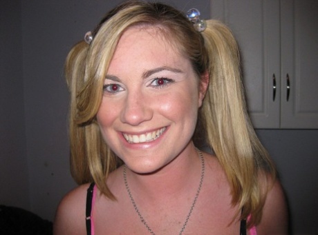 Bývalá přítelkyně Hayden Night si stáhne vlasy do copu a olízne lízátko
