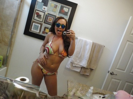 Zonnebril dragende ex-verloofde Chloe Reece Ryder die haar borsten tevoorschijn haalt voor selfies