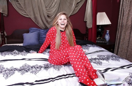 La joven debutante Kassie Kensington se quita el pijama para modelar desnuda sobre la cama