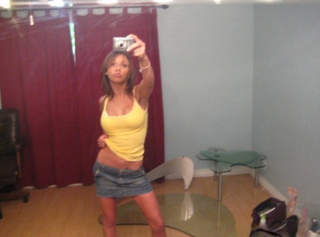 Ex-Freundin Priscilla Milan entblößt ihre großen Brüste, während sie Selfies im Spiegel macht