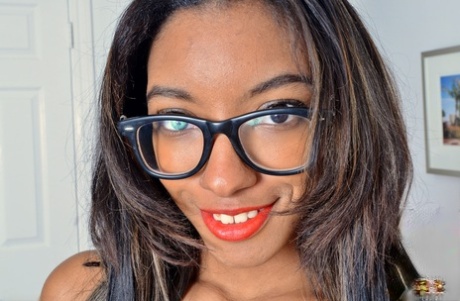 La amateur negra Raven Wilde muestra el rosa de su coño con gafas