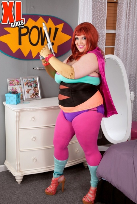 Kitty McPherson, BBW rousse, enlève sa tenue de cosplay pour poser nue.