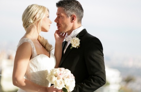 Den heta blondinen Anikka Albrite fullbordar sina äktenskapslöften efter att ha gift sig