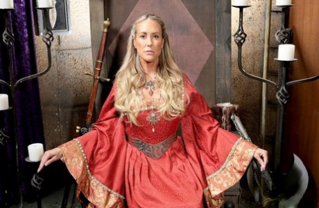 Moden blond kvinde Brandi Love befrier sine store bryster fra cosplay-kostume