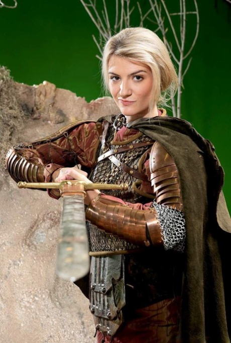 Blonde vrouw Amanda Tate trekt haar middeleeuwse cosplay outfit uit