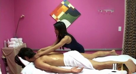 Une masseuse asiatique se met en quatre pour baiser son client en caméra cachée