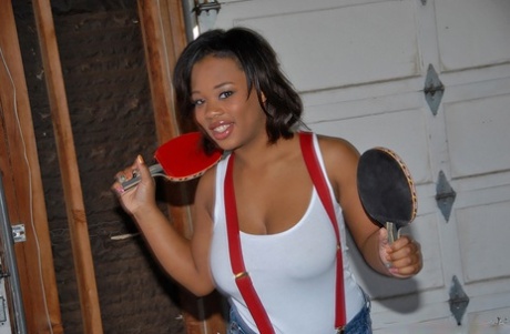 La teenager nera Yasmine Loven mette a nudo le sue grandi tette naturali dopo una partita di ping-pong
