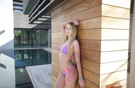 La adolescente Chloe Scott se quita el bikini de hilo para modelar desnuda