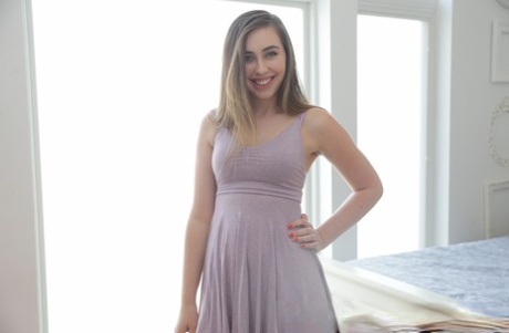 Amatorska modelka Lexi Lovell zdejmuje sukienkę, aby po raz pierwszy pozować nago