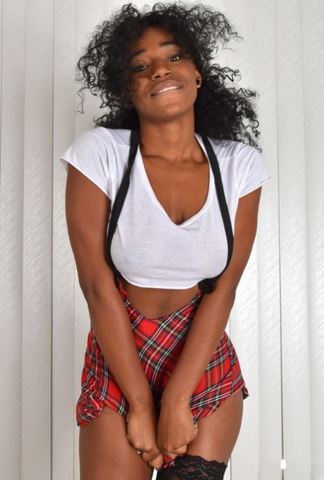 黒人の少女、レア・クインが女学生をテーマにした服を脱いでヌードを披露