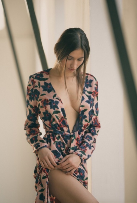 Schitterend solo model Ilvy Kokomo glijdt uit haar jurk voor centerfold shoot