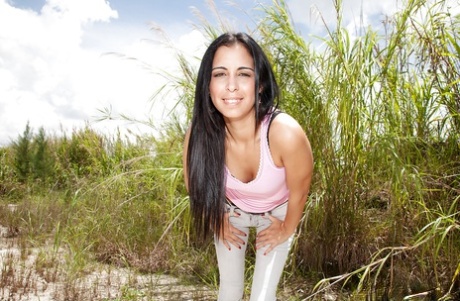 Jonge Latina babe Bebe Mendes toont haar strakke kontje buiten