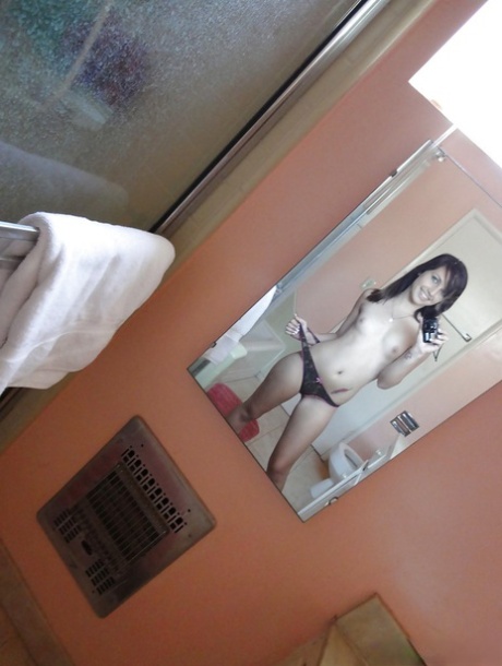 Amateur Babes Tweety und Maryjane nehmen Bilder nackt in der Badewanne