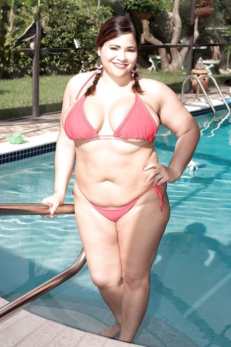 MILF grassa dalle tette grosse Gia Johnson con le treccine si spoglia in piscina
