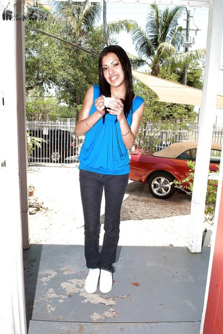 Nastoletnia latynoska modelka jeansów Monica Raiders pieprzy się i dostaje cumshot