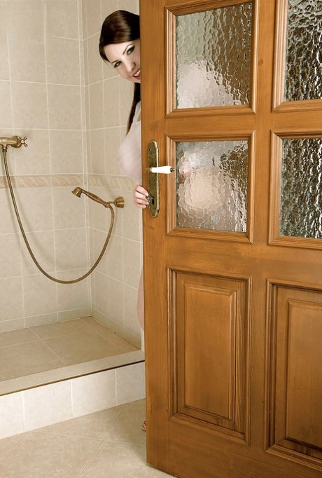Söt fylligare tjej Karina Hart visar stora våta bröst och fitta i duschen